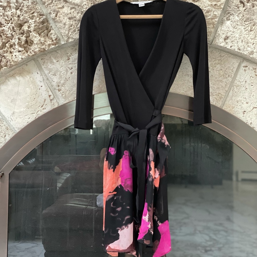 DIANE von Furstenberg icon wrap dress. Size 0.